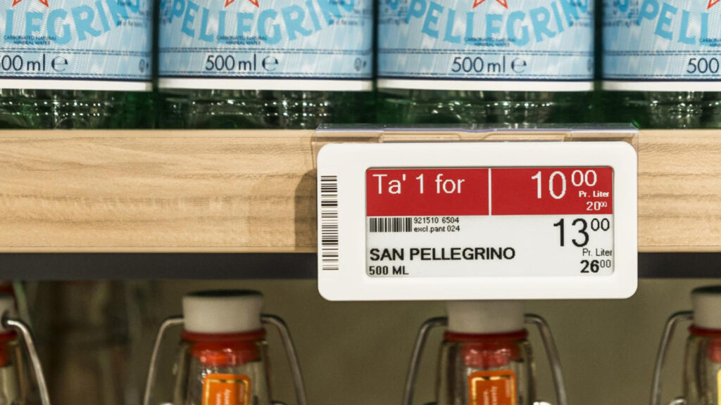 Elektronisk hylleetikett i Coop med tilbud på San Pellegrino mineralvann.