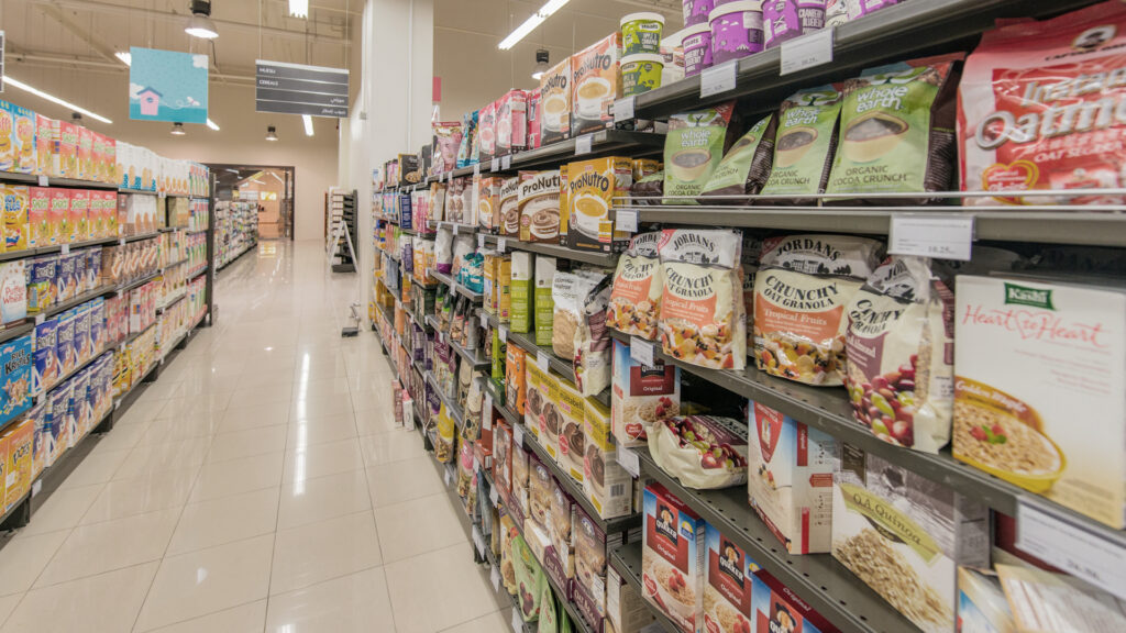 Fullt lager i en SuperBest-butik med många handterminaler och streckkodsläsare.