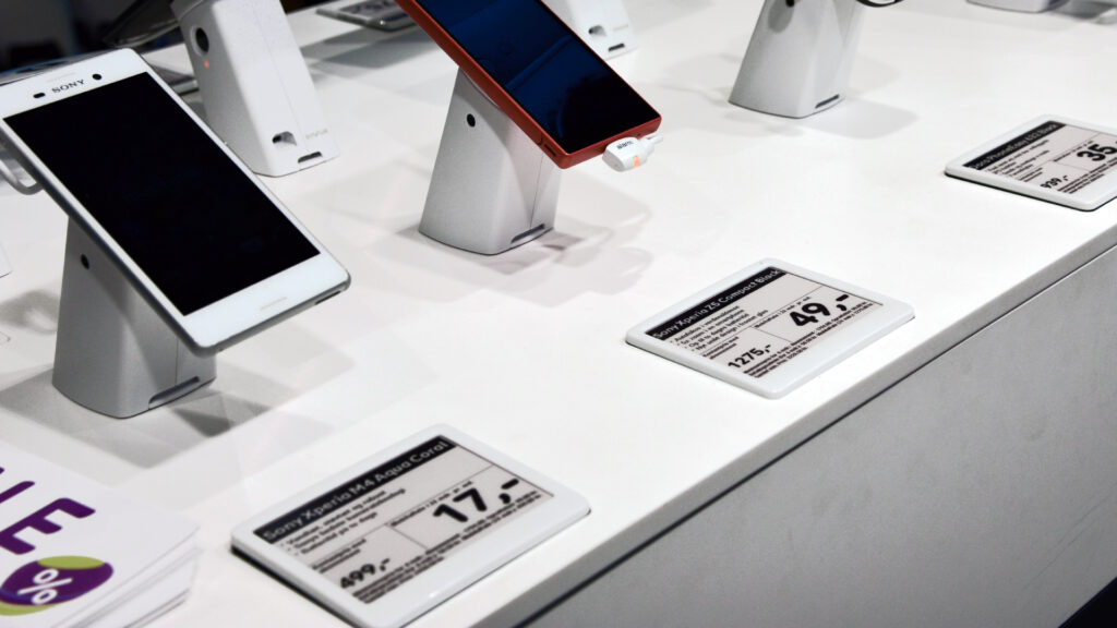 Elektroniska hyllkantsetiketter visar priser och information för Sony-telefoner i en Telia-butik.