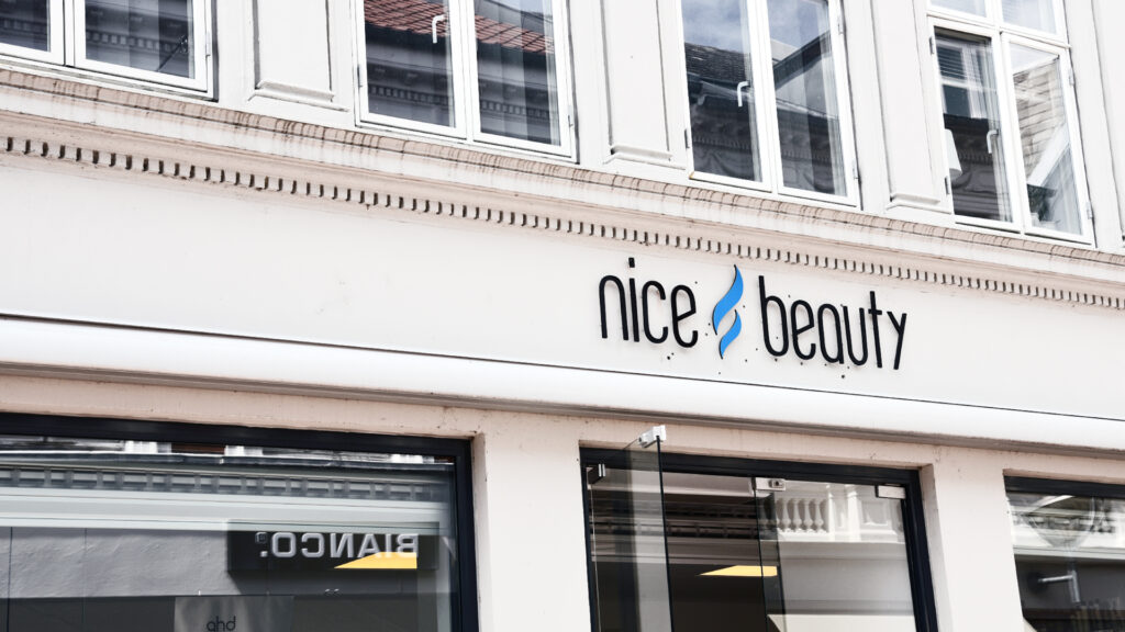 NiceBeauty skylt på butiksfasaden med elektroniska hyllkantsetiketter.