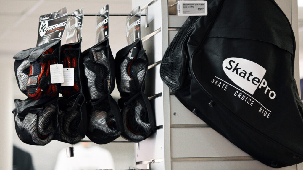 SkatePro-Shop mit elektronischen Regaletiketten, die Preise und Produktinformationen anzeigen.