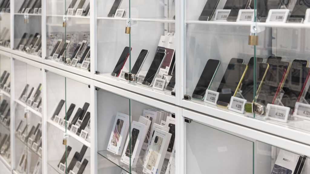 Elektronische Preisschilder für Mobiltelefone und Zubehör in einem Greenmind-Geschäft.