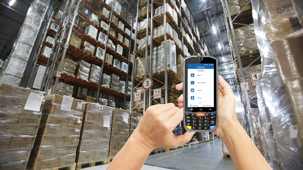 Handhållen PDA Delfi PM66 används för effektiv lagerhantering med streckkoder.