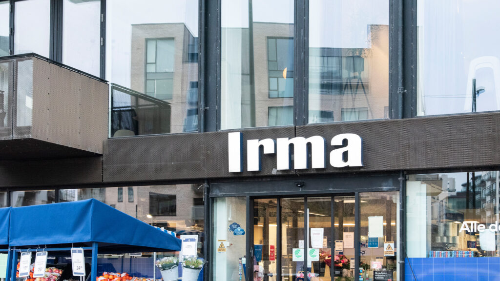 Facciata del supermercato Irma Islands Brygge con insegna e vetrine riflettenti.