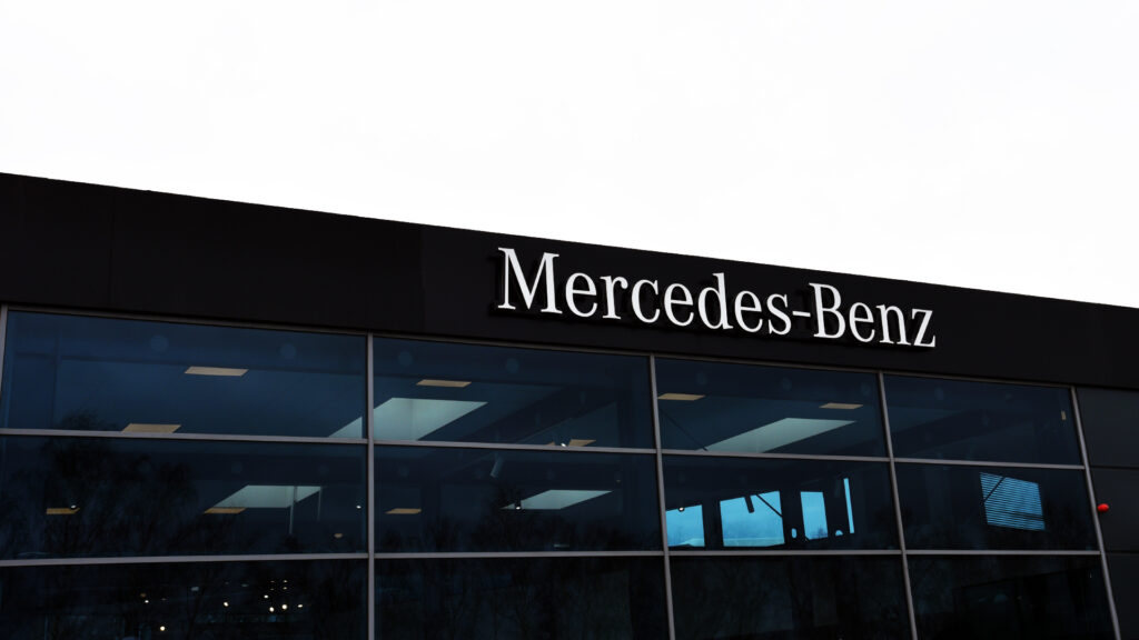 Mercedes-Benz CPH forhandlerens fasade med logo og store vinduer.