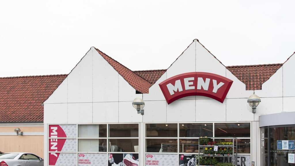 Exteriör av MENY Frederikssund-butiken med röd logotyp och elektroniska prislappar.