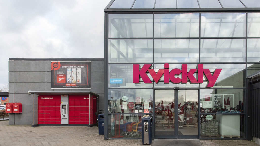 Entrén till Kvickly Helsinge med stor röd logotyp och PostNord paketbox.