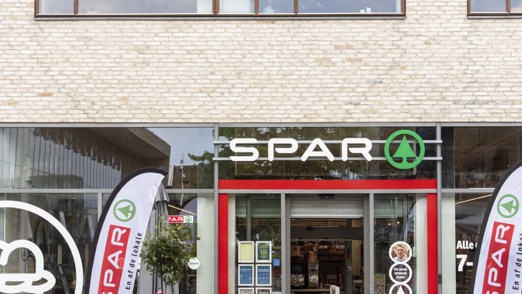 Exteriör av Spar-butiken på Frederiksberg med butiksskylt och fönster.