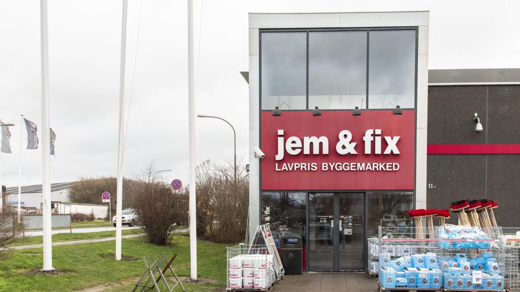 Fasaden til Jem & Fix lavpris byggemarked med produkter utstilt utenfor butikken.
