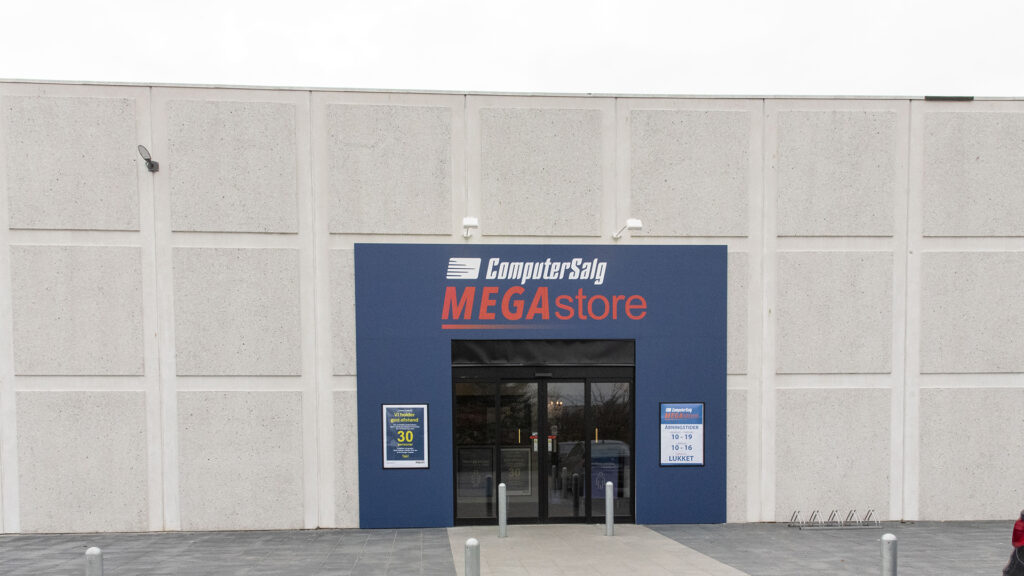 Butikkfasade for ComputerSalg MEGA Store med åpningstider og skilting.