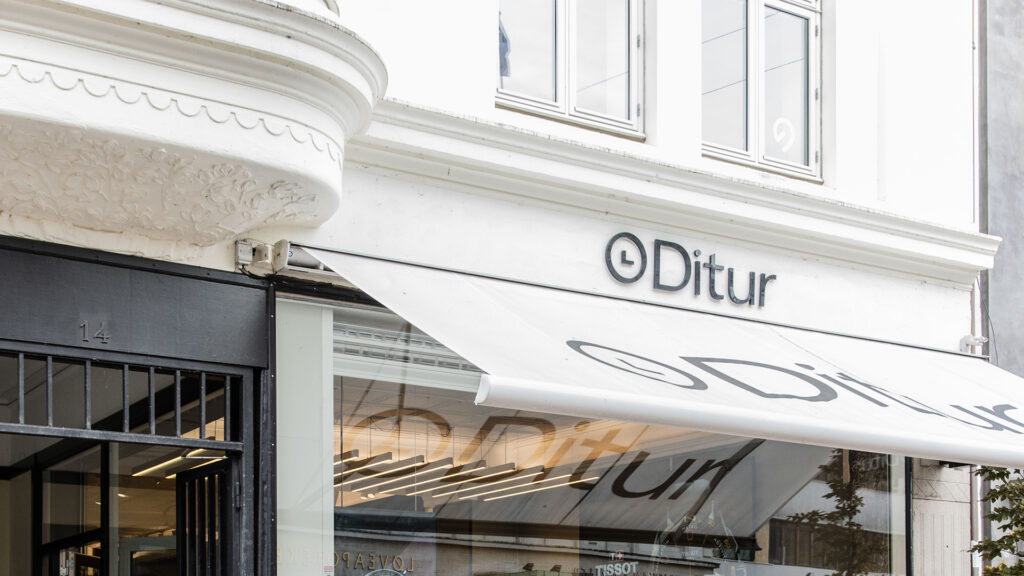 Das Ditur Uhren- und Schmuckgeschäft in Aarhus mit Sonnenschutz und Logo.