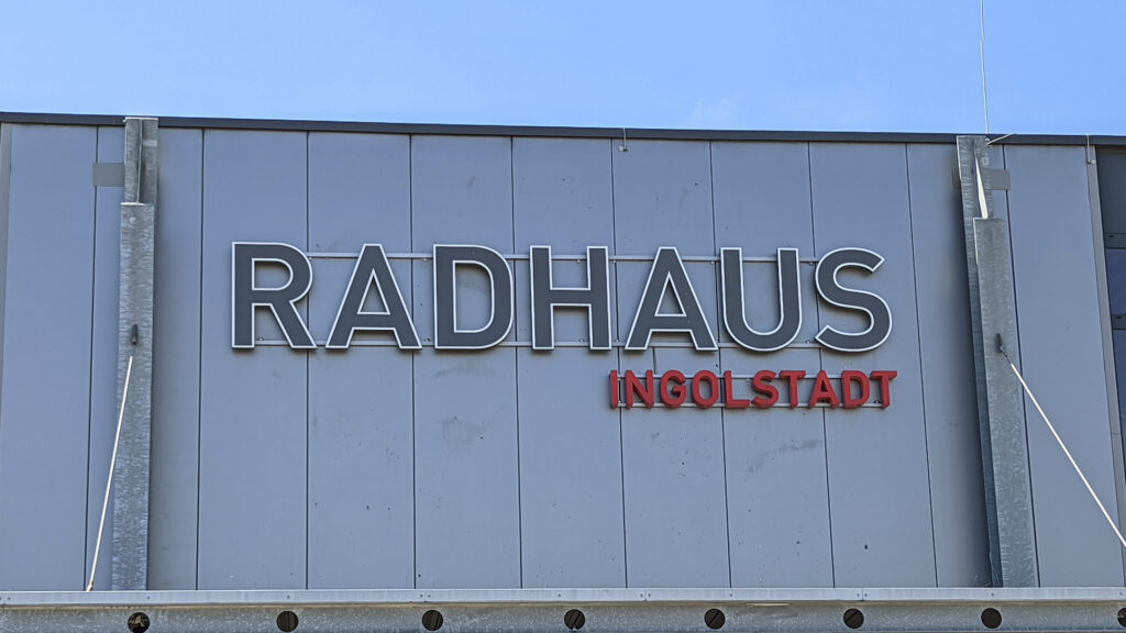 RADHAUS Ingolstadt Schriftzug an der Fassade eines großen Fahrradgeschäfts.