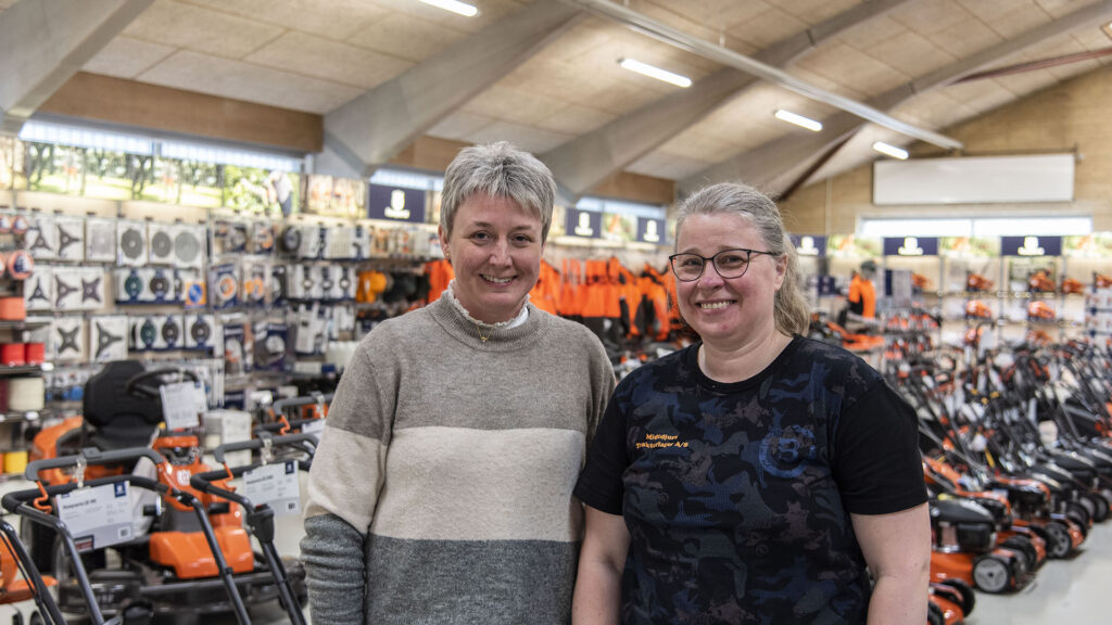 Heidi Klemmensen fra Midtdjurs Traktorlager smiler i butikken med digitale prisskilte.