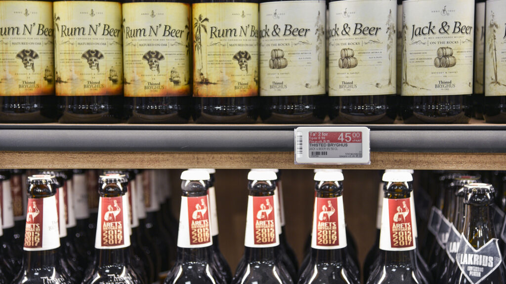 Elektronisk hyllkantsetikett med erbjudande på Thisted Bryghus öl i Spar Klitmøller.