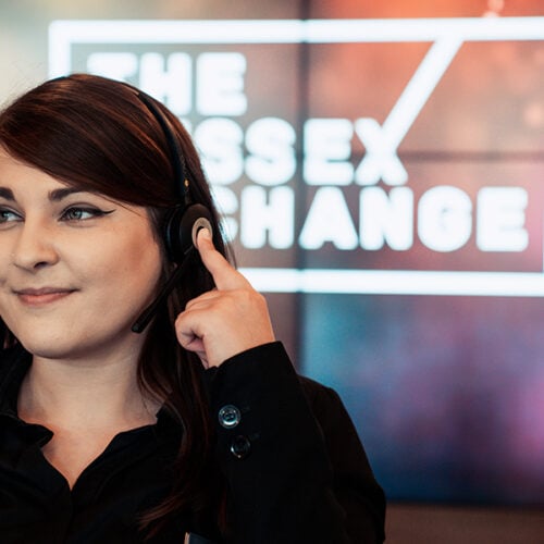 VoCoVo har introduceret intelligente headsets og tryk-knapper, der revolutionerer den interne kommunikation i din butik. Med disse enheder kan dine medarbejdere nemt og hurtigt kommunikere indbyrdes uden at forlade deres plads. Forestil dig, at dine medarbejdere kan samarbejde og yde assistance uden at skulle tage unødvendige skridt. Det er ikke kun tidsbesparende, det øger også produktiviteten og reducerer ventetider for kunderne.
