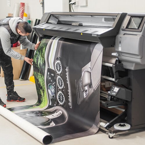 Delfi Technologies er den erfarne og pålidelige leverandør, når det kommer til bredformatsprint og storformatsprint-løsninger. Vores mange års erfaring dækker alt fra print af plakater og skilte til roll-ups og andre printopgaver i bredformat. Vi har hele pakken, når det kommer til hvad, du behøver for at skabe imponerende og professionelle storformatsprint.