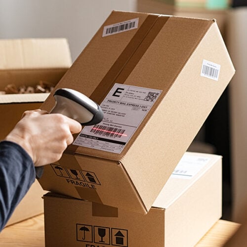 Delfi Technologies er leverandør af effektive løsninger til pakkelabels, fragtlabels og forsendelsesetiketter. Vores sortiment dækker alt fra software til design og opsætning af pakkelabels til labelprintere, som sikrer de rigtige print, der er skræddersyet til at sikre holdbarhed gennem transport og samtidig være letlæselige.