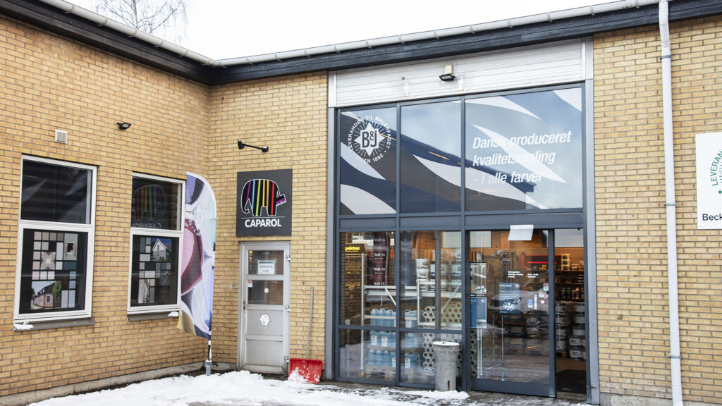 Indgangen til Beck & Jørgensens bygning med vinduer, dør og facade.