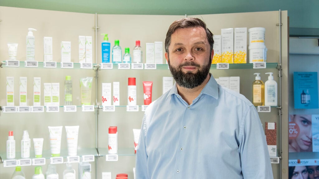 The 'Fønix Apoteket Uldum' pharmacy, which is part of A-apoteket, has automated time-consuming tasks with digital price tags from Delfi Technologies to have more time for customer care and the opportunity to offer personalized service.