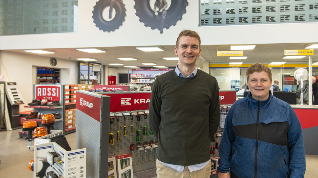 To medarbejdere fra Skjern Maskinforretning står foran nye digitale prisskilte og butiksløsning.