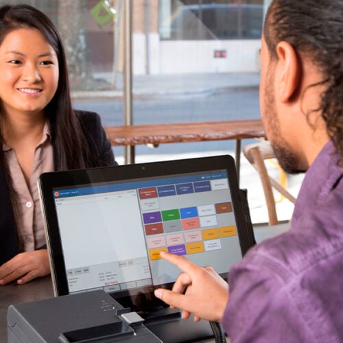 Opgradér indkøbsoplevelsen i din detailforretning, restaurant, hotel eller lignende steder med Delfi Technologies' imponerende udvalg af POS-løsninger, der omfatter state-of-the-art all-in-one POS PC'er fra nogle af markedets førende brands. Vi har nøje udvalgt produkter fra anerkendte producenter som HP, Toshiba, Elo, Poindus og Microtech Solutions for at sikre, at dine forretningsbehov bliver imødekommet med pålidelighed, effektivitet og brugervenlighed i højsædet.