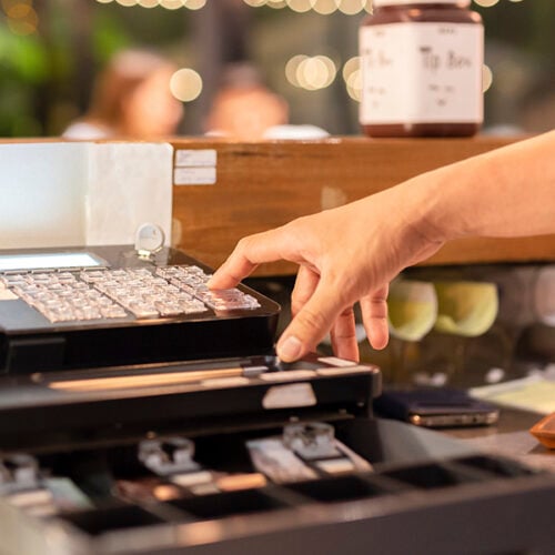 En pengeskuffe, også kendt som en kasseskuffe eller en kontantskuffe, er et uundværligt redskab i detailhandel, restauranter, servicevirksomheder og andre steder, hvor der håndteres kontanter. En pengeskuffe et vigtigt værktøj til sikker opbevaring og håndtering af kontanter i en forretningsmæssig sammenhæng. Det hjælper med at sikre nøjagtige transaktioner, beskytte mod svindel og tyveri og holde kontanter organiseret og tilgængelige for personalet.