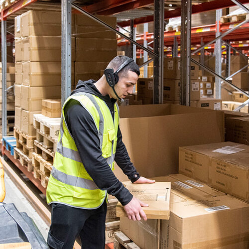 Push to talk bliver mere og mere udbredt på lageret, i butikken og andre arbejdsmiljøer, hvor denne teknologi kan optimere arbejdsprocesser. I kombination med håndterminaler, mobile PDA’er og tablets kan push-to-talk-funktionalitet give medarbejdere mulighed for at kommunikere hurtigt og effektivt.