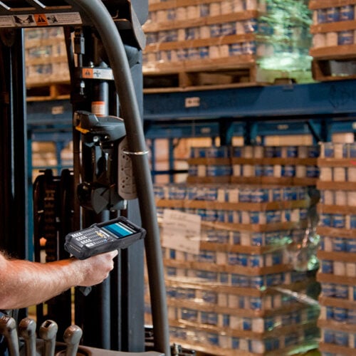 Delfi Technologies er førende inden for levering af robuste truckterminaler og industri løsninger, der omfatter avancerede, hårdføre håndterminaler og tablets, designet specifikt til at imødekomme kravene i selv de mest udfordrende industrielle miljøer. Vores sortiment er skræddersyet til at opfylde behovene inden for lagerstyring, produktion og andre krævende arbejdsmiljøer, hvor pålidelig og effektiv håndtering af opgaver er afgørende.
