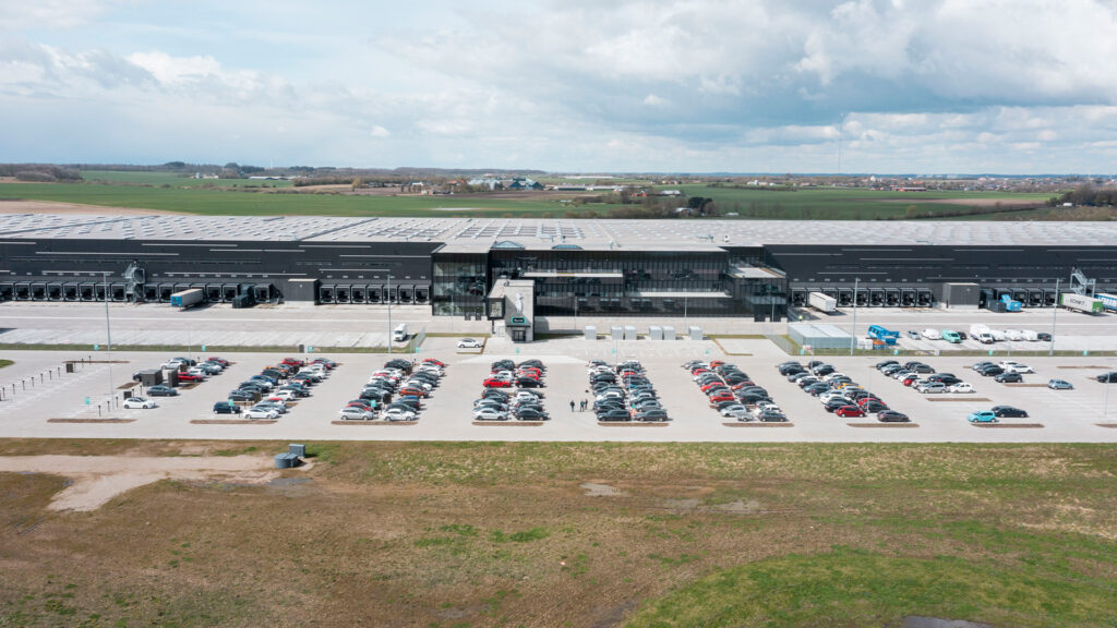 Effiziente lagerverwaltung mit delfi technologies im neuen hochmodernen 78. 000 m2 großen logistikzentrum von normal