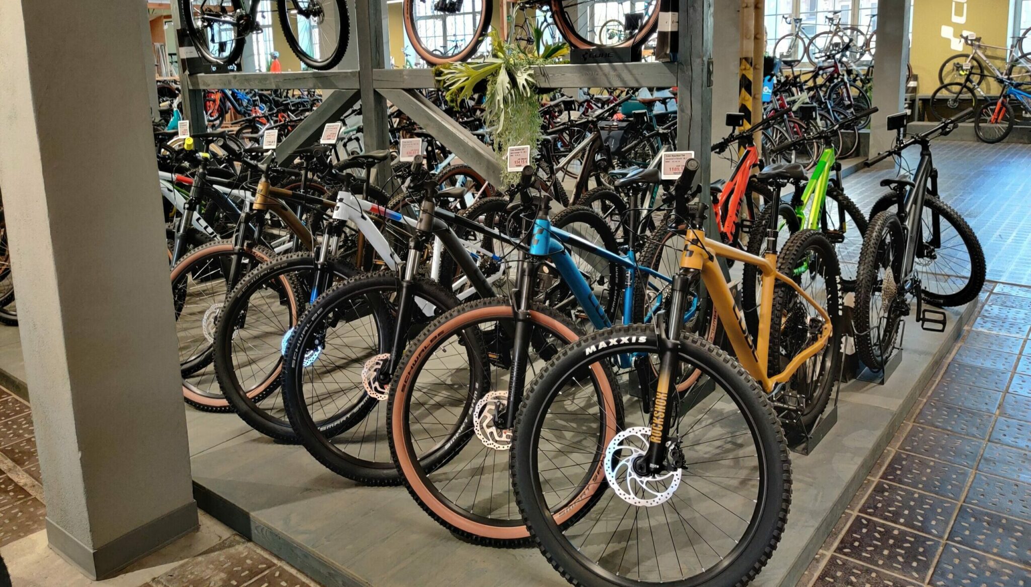 Cube store - cykling bert drar nytta av digitala prislappar