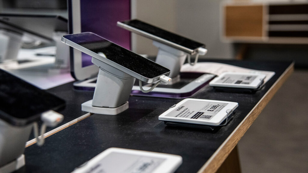 Digitale Preisschilder präsentieren Preise und Informationen für Smartphones in einem YouSee Geschäft.