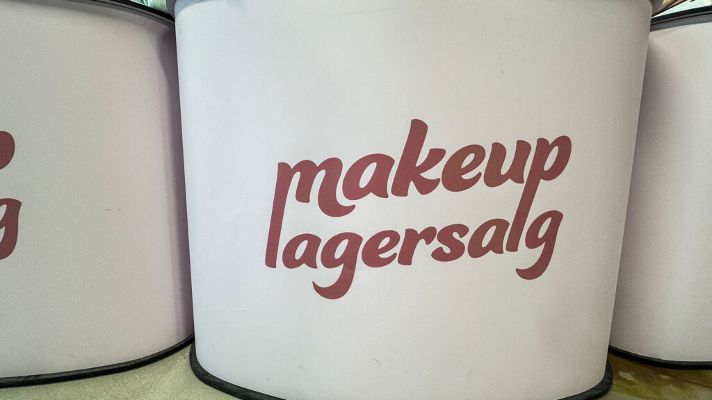 Banner mit "makeup lagersalg" Schriftzug für Pop-up-Stores.