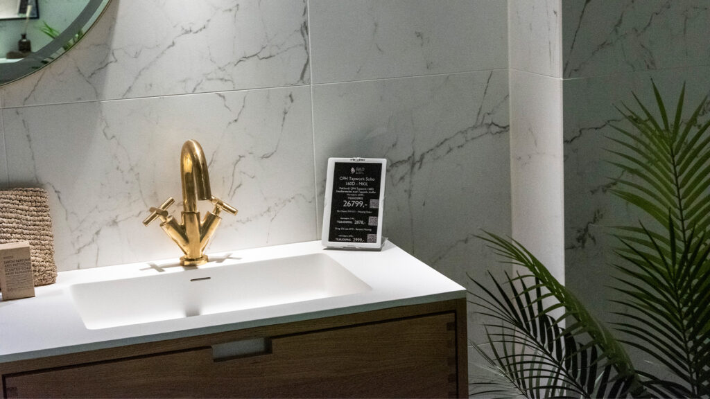 Ein showroom voller inspiration erfordert mehr als nur schöne produkte. Bei bad & stil sind transparenz, persönliche beratung und zeit für den einzelnen kunden teil des erlebnisses – unterstützt durch digitale preisschilder, die zeit für nähe schaffen und einen überblick auf dem weg zum traumbad ermöglichen.