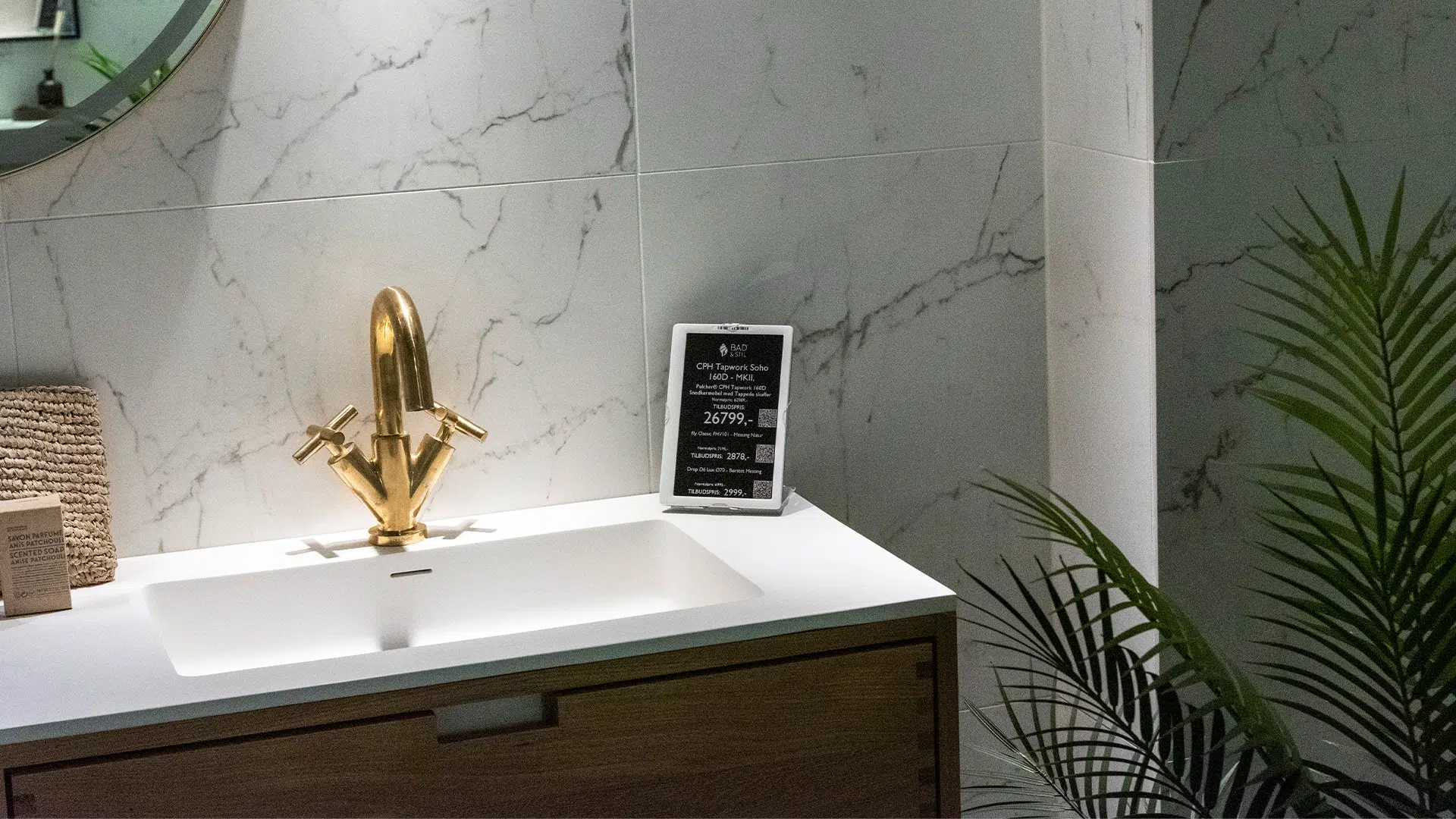 Uno showroom pieno di ispirazione richiede più di semplici prodotti di bell'aspetto. Da bad & stil, la trasparenza, la consulenza personale e il tempo per ogni cliente fanno parte dell'esperienza, supportati dalle etichette elettroniche per scaffali che liberano tempo per la presenza e creano una panoramica nel viaggio verso il bagno dei sogni.