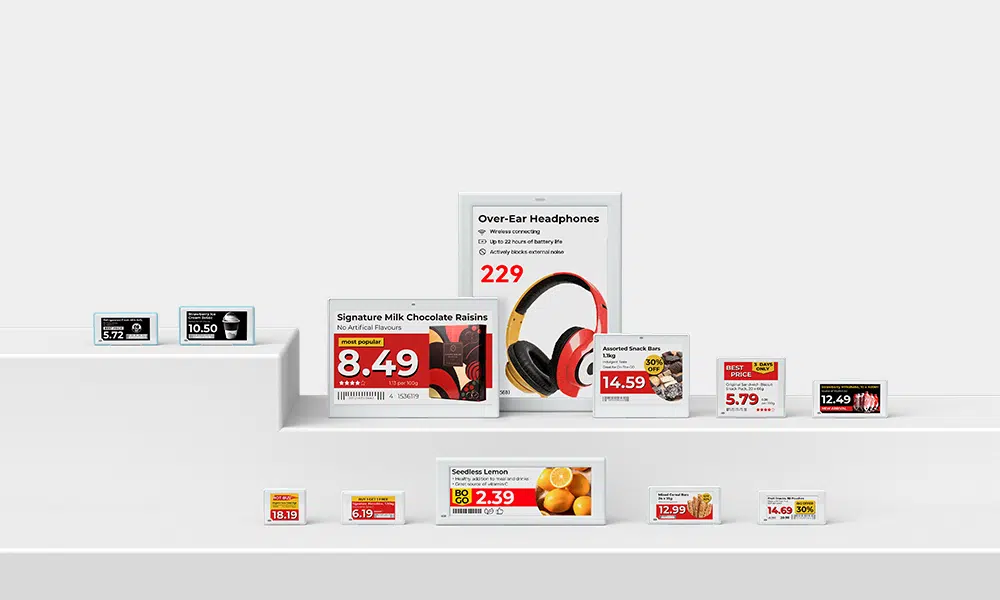 Polaris pro gör din butik smartare och mer inbjudande. Priser uppdateras automatiskt på millisekunder och synkroniseras direkt med pos och erp, så du alltid är uppdaterad. De stora, knivskarp skyltarna med ultratunna ramar ger ett modernt uttryck - även på smala hyllor - och rymmer upp till 8 sidor innehåll med färgglada layouter och led-ljus i 7 färger, perfekt för kampanjer och produktinfo. Den robusta konstruktionen med utbytbara batterier håller i upp till 10 år och kan monteras precis som du vill - horisontellt, vertikalt eller i specialuppsättningar. Med flera storlekar passar polaris pro till hela sortimentet och gör det lättare att hitta och fylla på varor. Tillverkad med grön energi och designad för att minska co₂-avtryck är lösningen lika hållbar som den är effektiv.