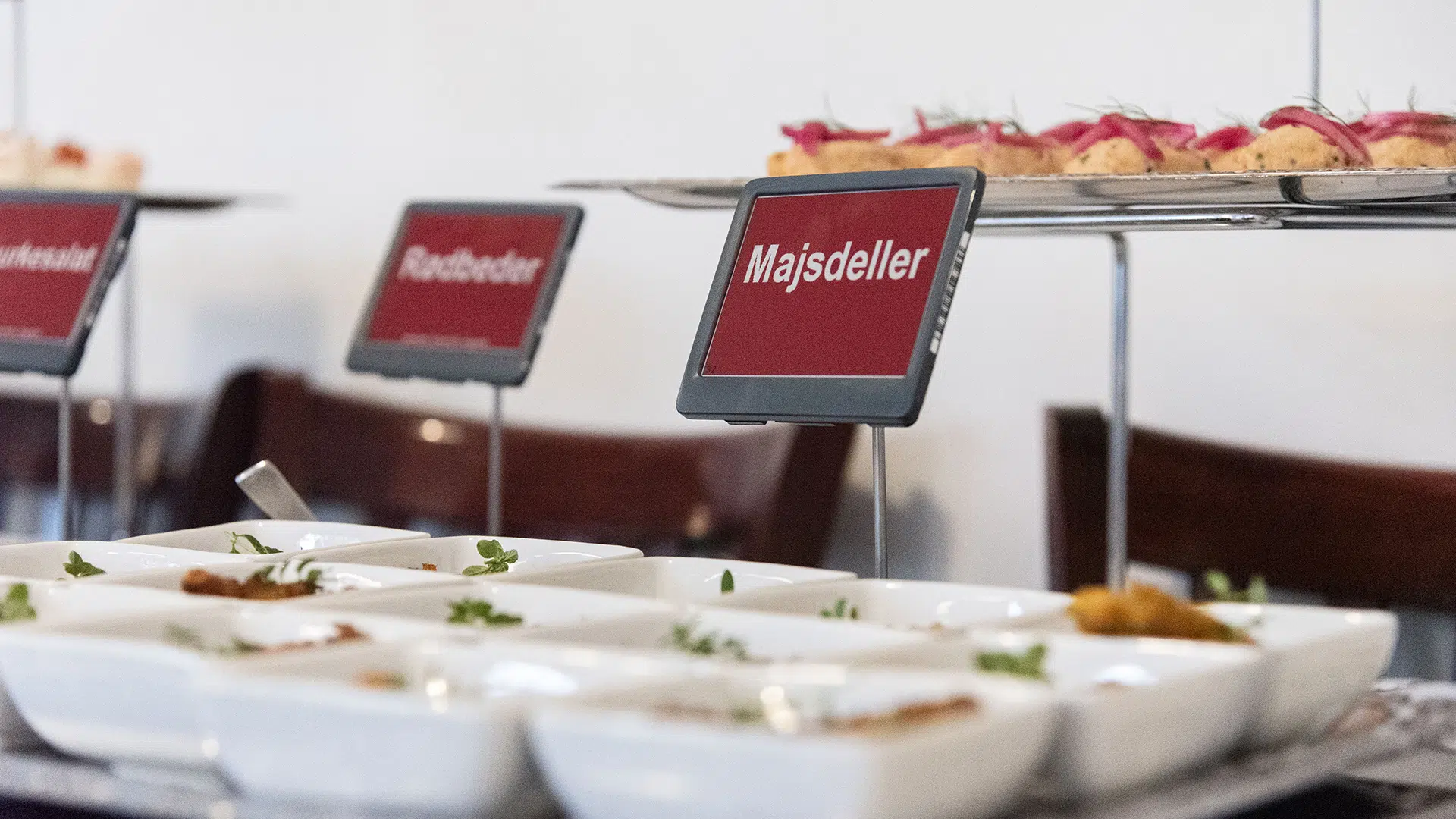When guests need to be served efficiently, it is crucial that both operations and communication function smoothly. At gyrstinge skovkro, they have found a solution that makes the buffet both easier to handle for staff and more manageable for guests - with digital buffet signs from delfi technologies.
