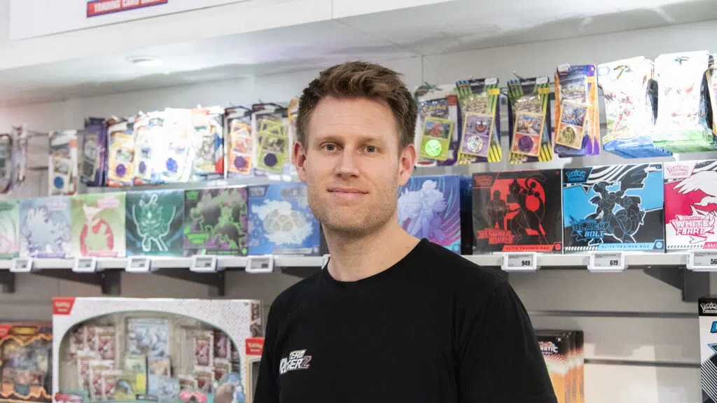 Vom webshop zu nordens am schnellsten wachsendem universum für sammelkarten. Bei rogerz in field’s halten digitale preisschilder von delfi technologies preise und produktdaten zwischen webshop und physischem laden synchronisiert – und schaffen zeit für das, was wirklich zählt: die kunden.