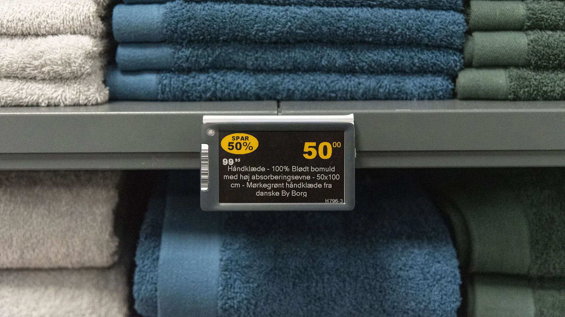 Som dansk specialist i boligtekstiler forener home-tex online-hastighed med fysisk tryghed. Virksomheden har åbnet et nyt showroom, hvor kunder kan mærke kvaliteten og stadig handle digitalt - mens priser og produktinformation altid følger webshoppen.