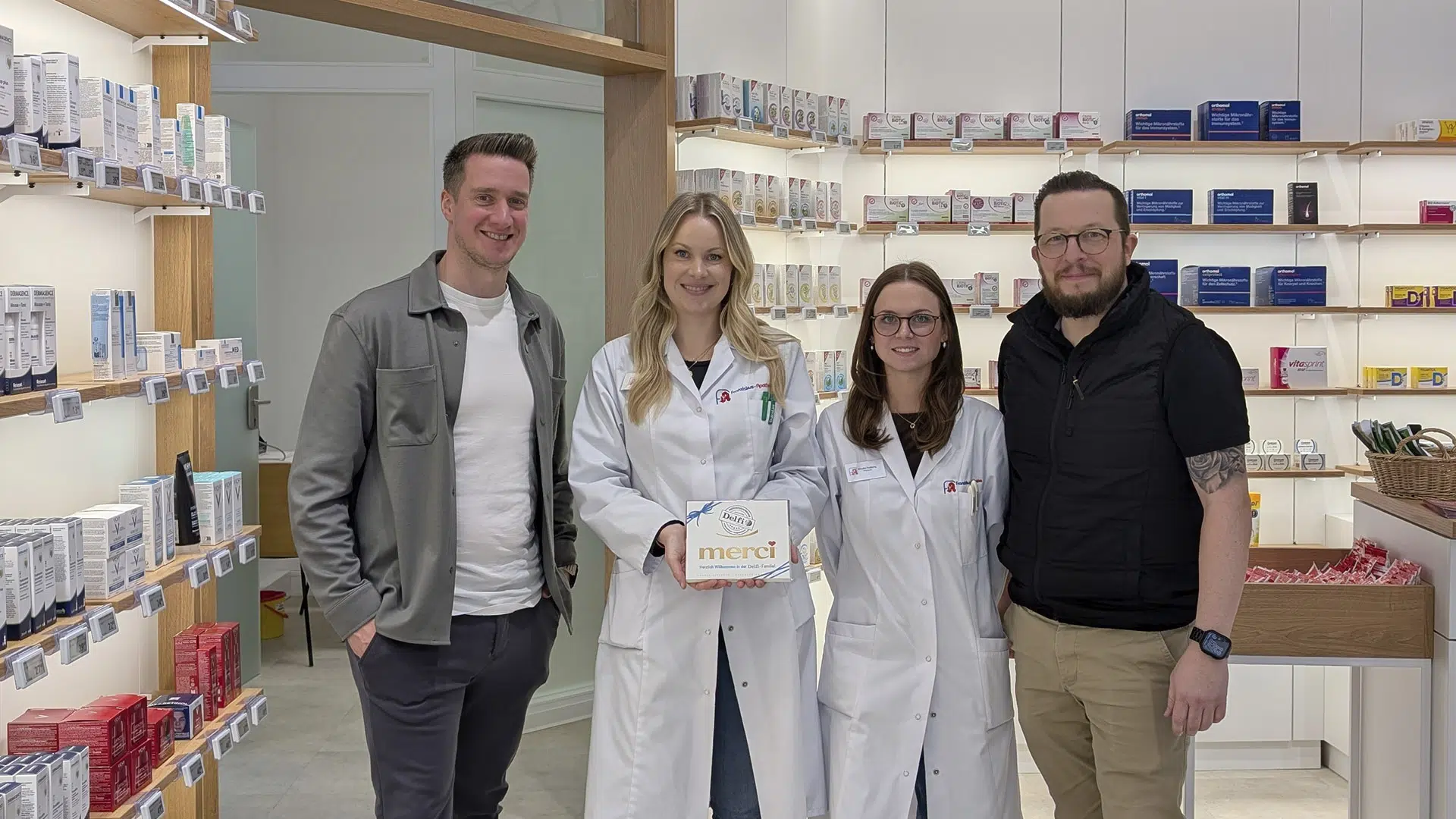 Als jasmin ennulath zum 1. Januar 2026 die franziskus apotheke in winterberg von ihrem schwiegervater jürgen schäfer übernahm, nutzte sie die chance für einen umfassenden modernisierungsschub. Ziel war es, die apotheke fit für die zukunft zu machen – mit klaren prozessen, effizienteren arbeitsabläufen und einem modernen auftritt, der kund:innen wie team gleichermaßen entlastet. Bei der analyse der bestehenden strukturen rückte schnell ein bereich in den fokus, der in vielen apotheken noch immer unterschätzt wird: die preisauszeichnung.