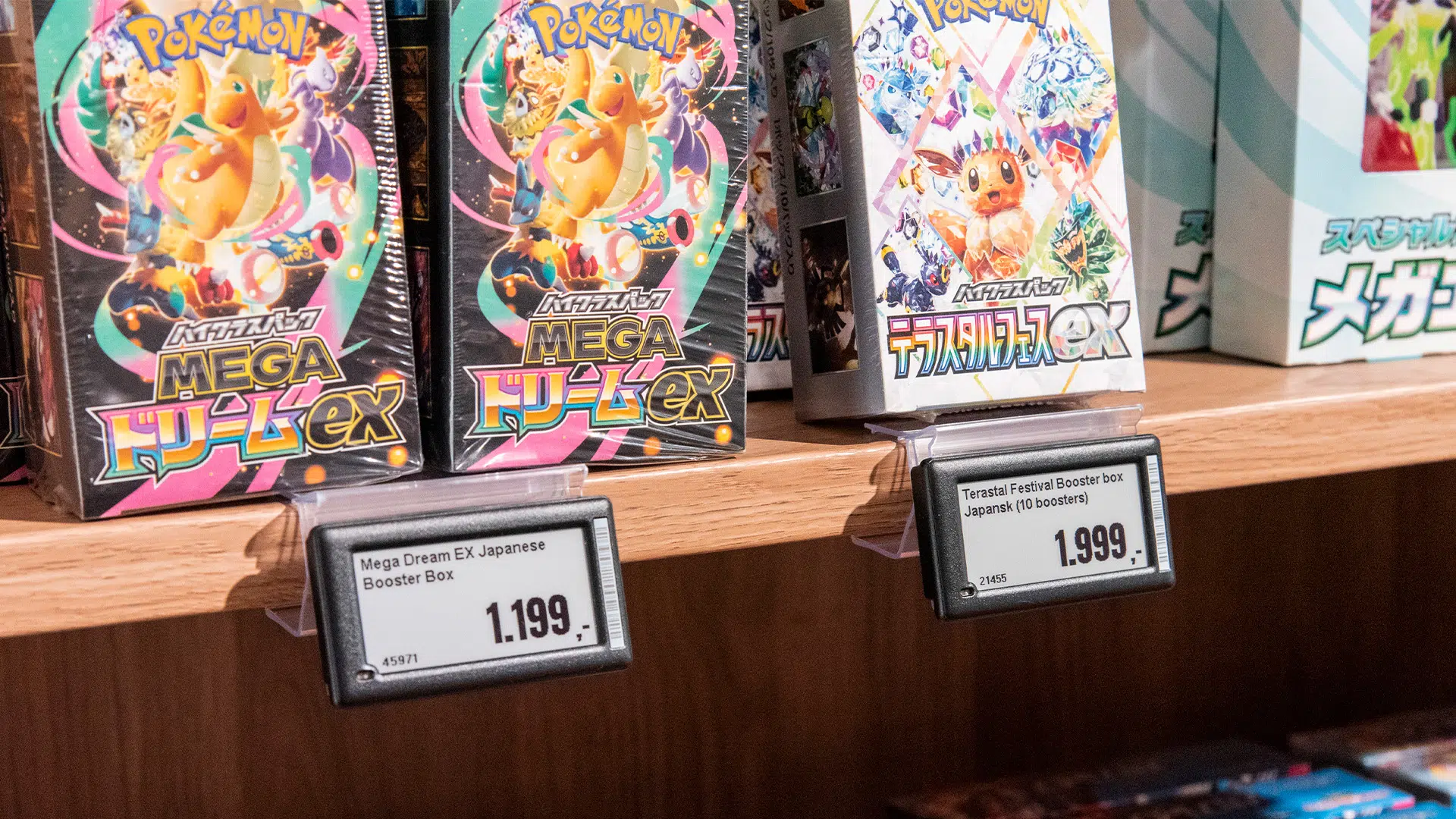 Et voksende samlermarked har fået et nyt fysisk omdrejningspunkt i københavn. Med sin nye flagship store rykker &cards fra niche til en central position - med fokus på handel, fællesskab og en skalerbar butiksoplevelse.