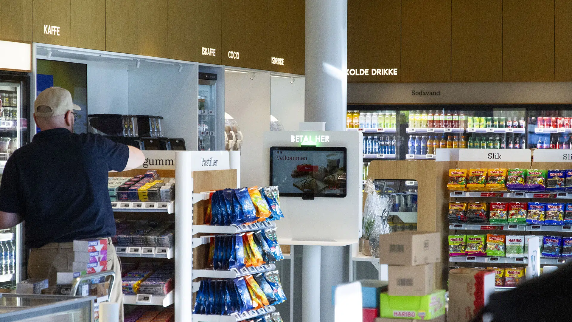 Ok udvider sin tilstedeværelse langs det danske motorvejsnet og introducerer samtidig et helt nyt butikskoncept, der gentænker pausen undervejs. Fokus er ikke kun på at tanke eller lade, men på at give både bil og fører ny energi.