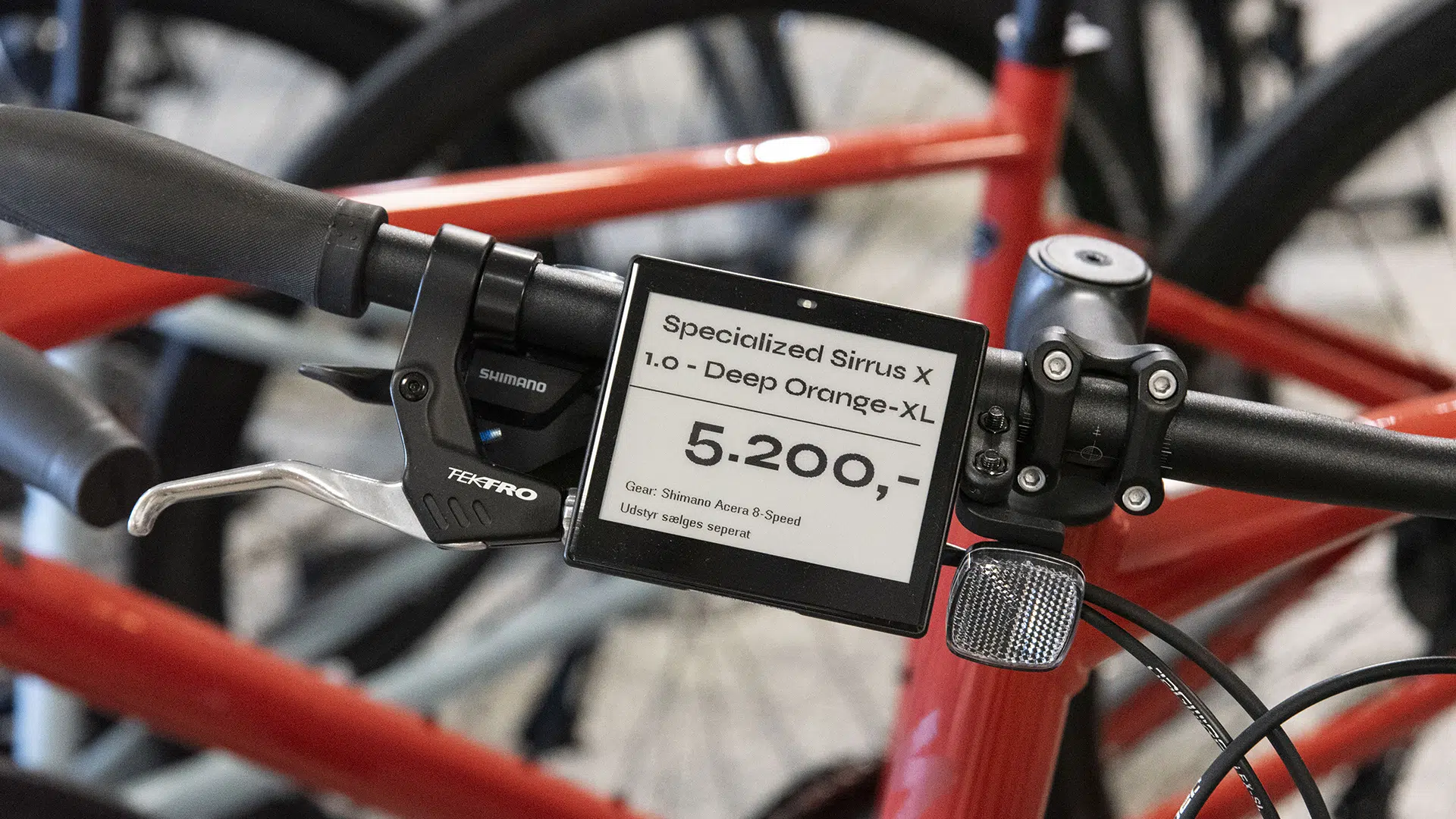 With more than 40 years of experience and a wide selection of bicycles, e-bikes, cycling equipment and workshop services, jensen cykler has established itself as a strong player in aarhus. The family-owned bicycle retailer has invested in digital price tags to strengthen the interaction between the webshop and the physical store.
