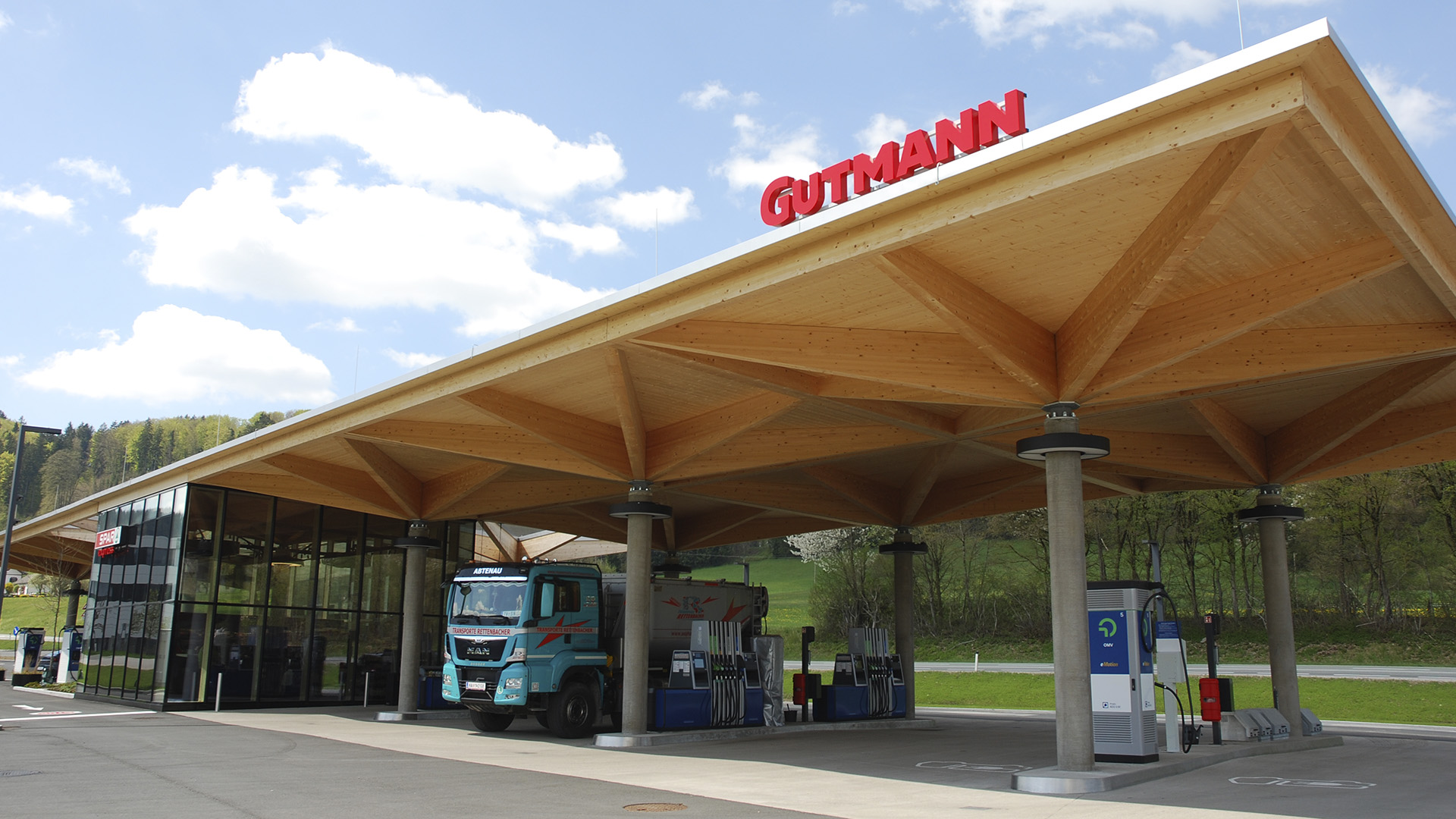 In december 2025, the newest gutmann-omv location in thalgau was opened. Here, state-of-the-art technology, sustainable architecture, and exceptional comfort come together. The centerpiece is the spar express shop, where delfi's esl solution was installed at the beginning of 2026. Within a very short time, the complete system with 1,460 esl (1,400 esl 2. 4 and 60 ezl 2. 8 freezer) was installed and connected to the already standardized interface to madic's pos system, making it ready for use.