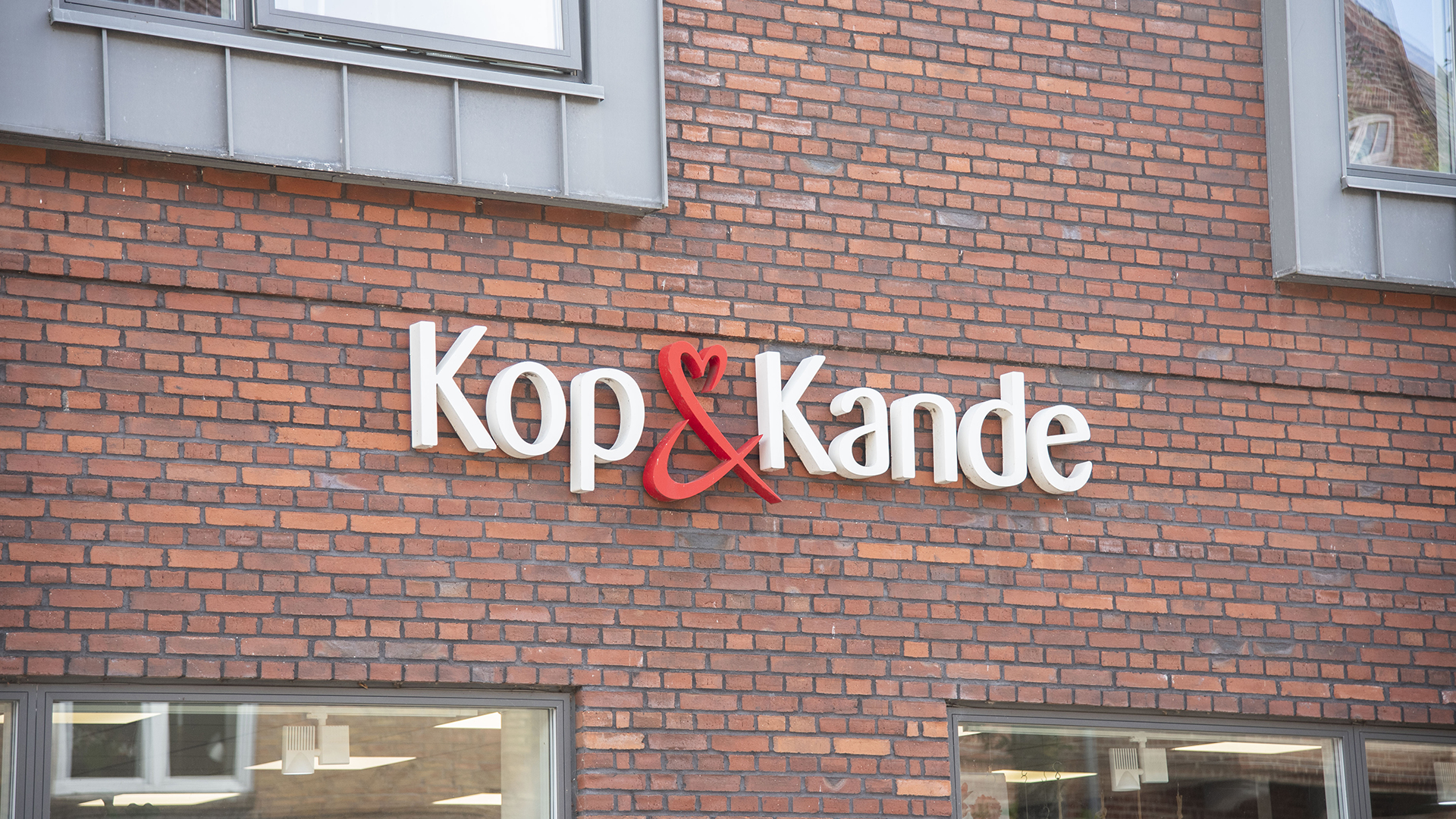Med digitale prisskilte fra delfi technologies er manuelle prisskift blevet fortid hos kop & kande skjern og kop & kande spjald. Priserne opdateres nu direkte gennem systemet, og det giver medarbejderne mere tid til kunderne.
